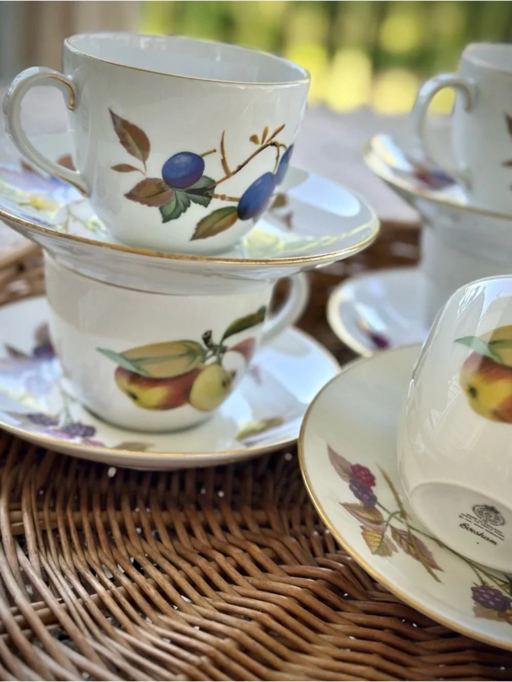 5 Vintage Royal Worcester Evesham Cups and Saucers Set England Gold Trim